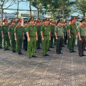 Công an phường Vị Tân đồng hành cùng học sinh khó khăn đến trường