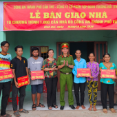 Công an xã Vĩnh Hải trao mái ấm nghĩa tình mùa Sene Dolta