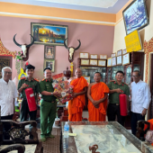 Trao quà gửi trọn niềm tin: Công an xã Lai Hoà đồng hành  cùng đồng bào Khmer dịp Sene Dolta