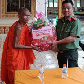 Công an xã Đông Hiệp thăm, chúc mừng Lễ Sen Dolta, góp phần củng cố khối đại đoàn kết toàn dân tộc