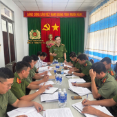 Đại tá Bùi Đức An làm việc với Công an phường Tân Lộc về nhiệm vụ bảo đảm an ninh, trật tự
