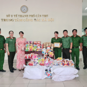 Công an phường Tân An trao quà trung thu đến trẻ em tại Trung tâm công tác xã hội thành phố.