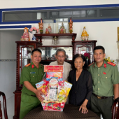 Công an xã Lai Hoà chăm lo Lễ Sene Dolta cho gia đình có thành tích trong việc vận động Kiều bào đang định cư nước ngoài hướng về Tổ quốc