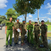 Cán bộ Công an xã cùng lực lượng tham gia bảo vệ an ninh, trật tự ở cơ sở tổ chức trồng cây xanh.