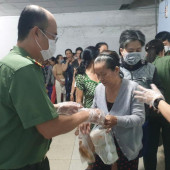 Cán bộ, chiến sĩ Phòng Tham mưu Công an TP Cần Thơ trao tận tay những phần cháo cho bệnh nhân và thân nhân tại Bệnh viện Ung bướu từ mô hình “suất ăn nghĩa tình”.