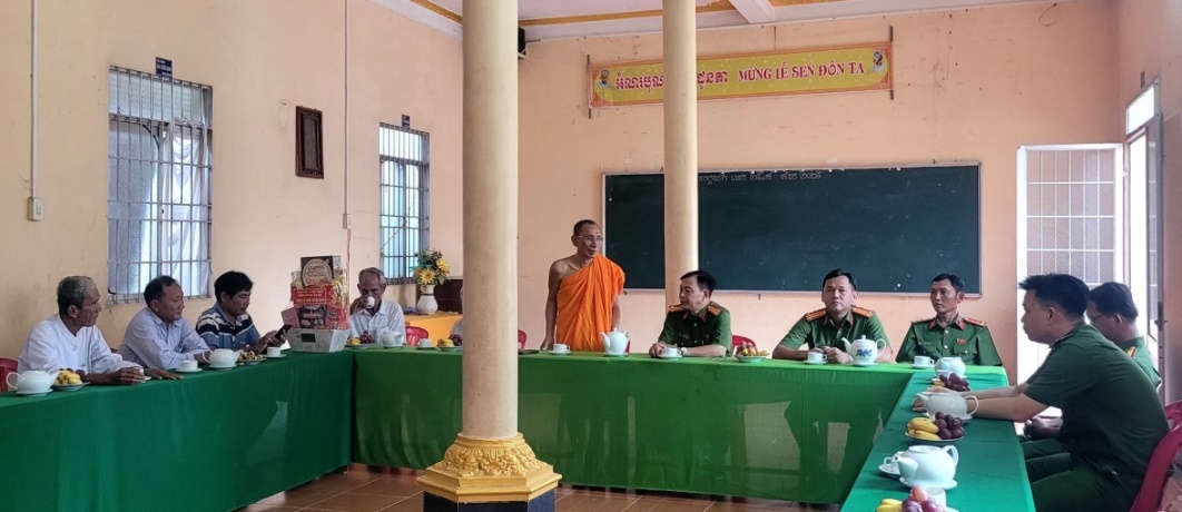 Công an xã Cờ Đỏ thăm, tặng quà nhân dịp lễ Sene Đôlta năm 2025