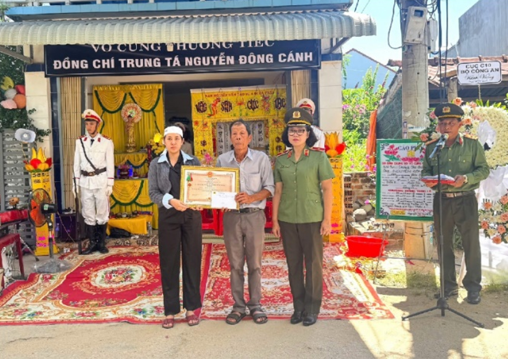 Trao Huân chương Bảo vệ Tổ quốc Hạng Ba cho thân nhân gia đình Trung tá Nguyễn Đông Cánh