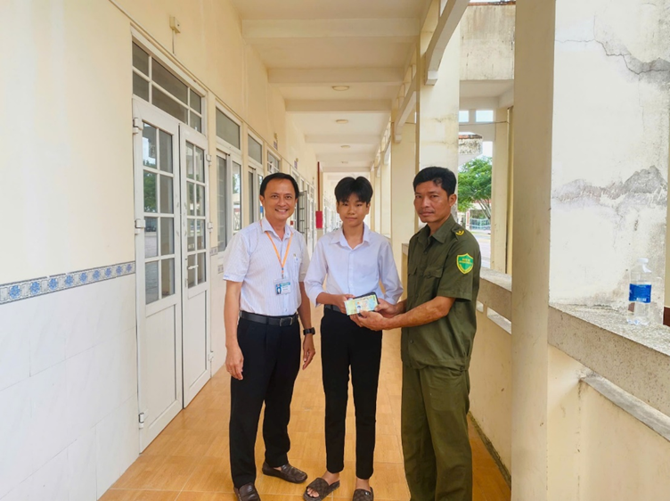 Nhặt được của rơi, trả lại người đánh mất trên địa bàn xã Lương Tâm