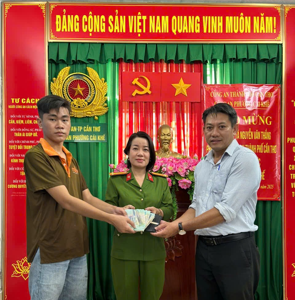Công an phường Cái Khế và xã Thạnh Phú tổ chức trao trả tài sản cho người dân bị đánh rơi