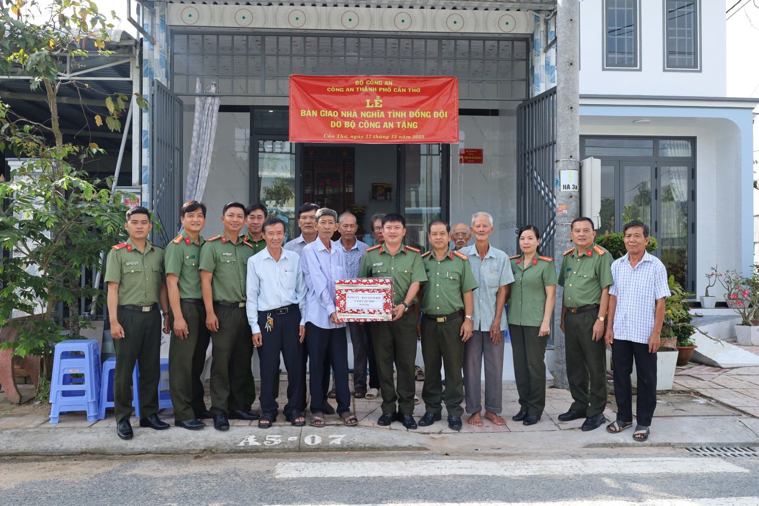 Công an thành phố Cần Thơ bàn giao nhà nghĩa tình đồng đội Công an nhân dân cho thân nhân Liệt sĩ