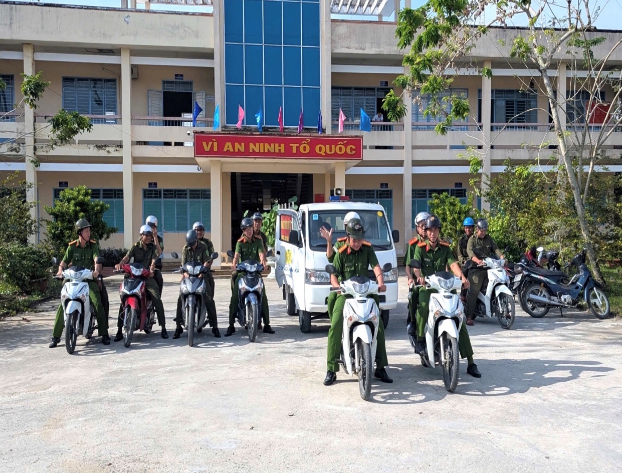 Công an xã Vị Thuỷ tăng cường đảm bảo trật tự an toàn giao thông,  trật tự công cộng trên các tuyến đường