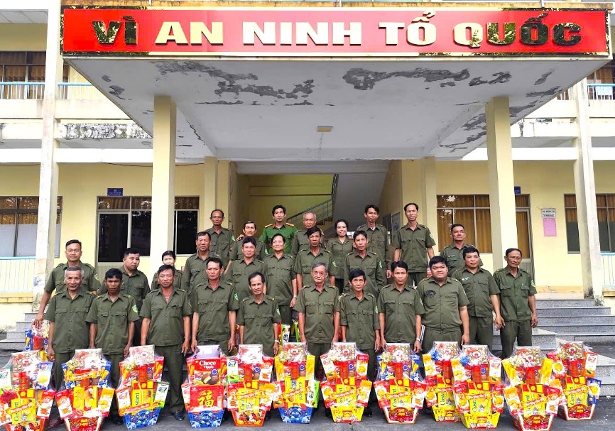 Ấm áp quà Xuân tiếp thêm động lực cho lực lượng tham gia bảo vệ ANTT cơ sở