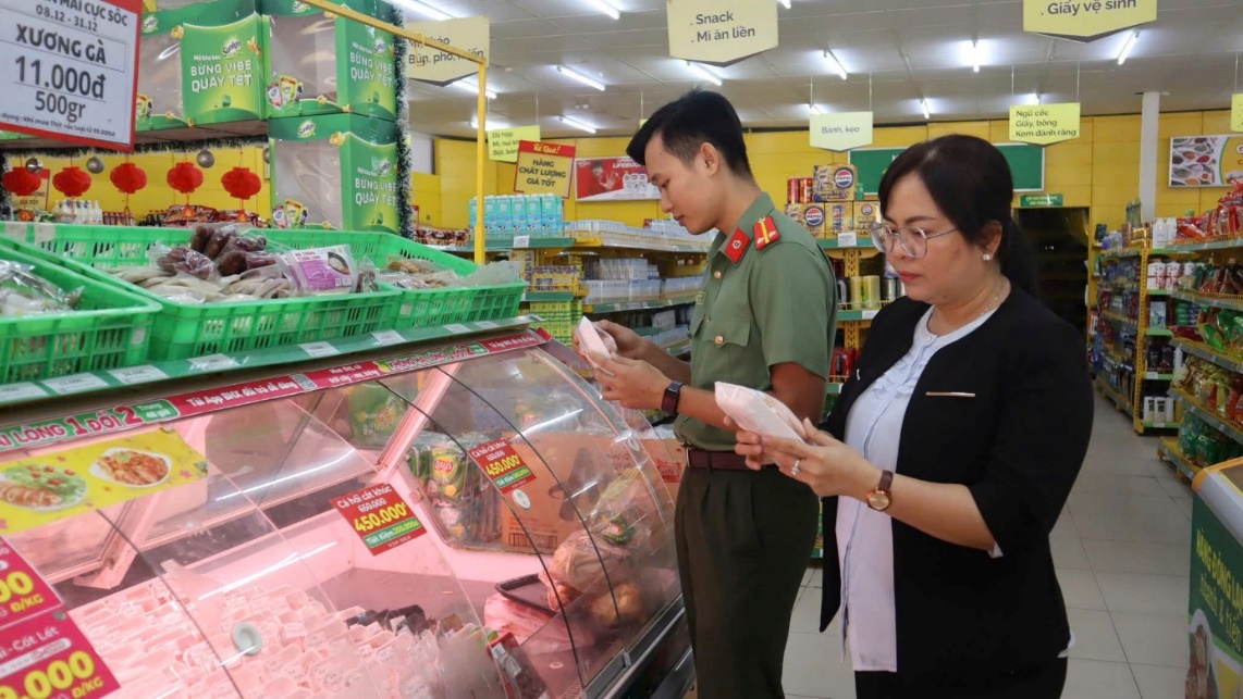 Công an xã Trần Đề tham gia kiểm tra công tác bảo đảm an toàn vệ sinh thực phẩm dịp Tết Nguyên đán Bính Ngọ năm 2026