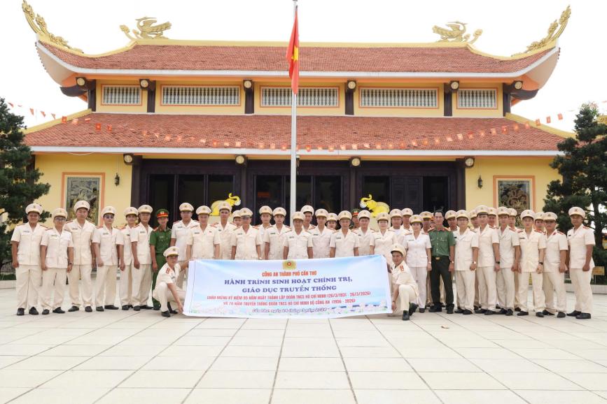 TUỔI TRẺ CÔNG AN CẦN THƠ BÁO CÔNG DÂNG BÁC  NHÂN KỶ NIỆM 95 NĂM THÀNH LẬP ĐOÀN