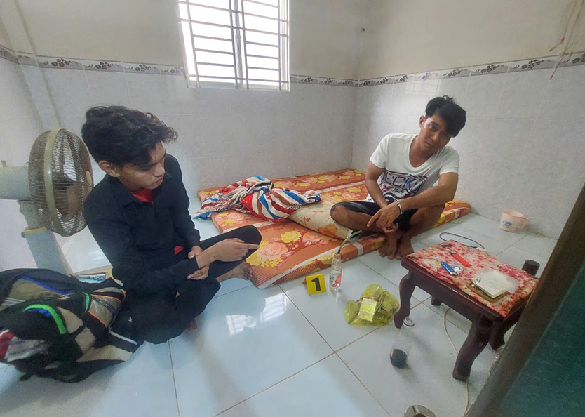 Công an phường Ô Môn bắt khẩn cấp, tạm giữ hình sự 02 đối tượng tàng trữ trái phép chất ma tuý