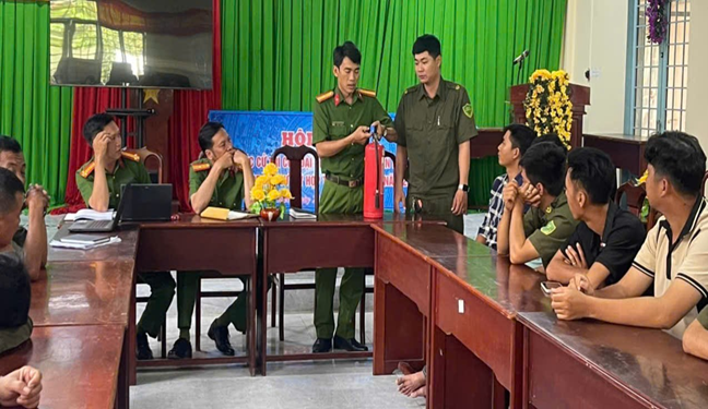 Công an xã Xà Phiên hướng dẫn phòng cháy, chữa cháy phục vụ công tác bầu cử