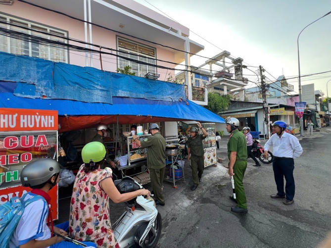 Công an phường Thốt Nốt tăng cường tuyên truyền, kiểm tra, lập lại trật tự đô thị, trật tự an toàn giao thông