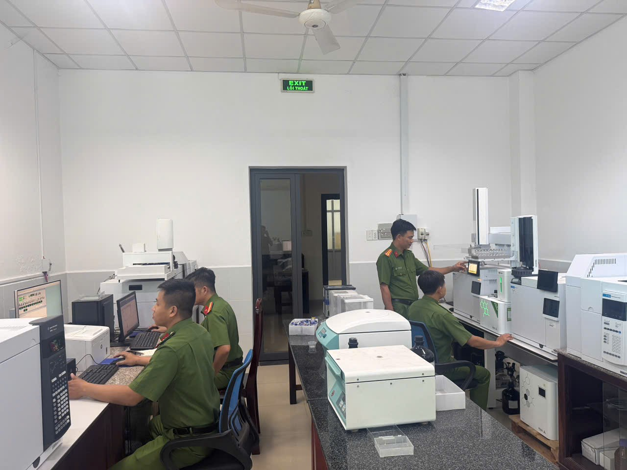 Thực hiện phân tích chất ma tuý trên hệ thống máy giám định chuyên dụng. Nguồn: Phòng Kỹ thuật hình sự cung cấp