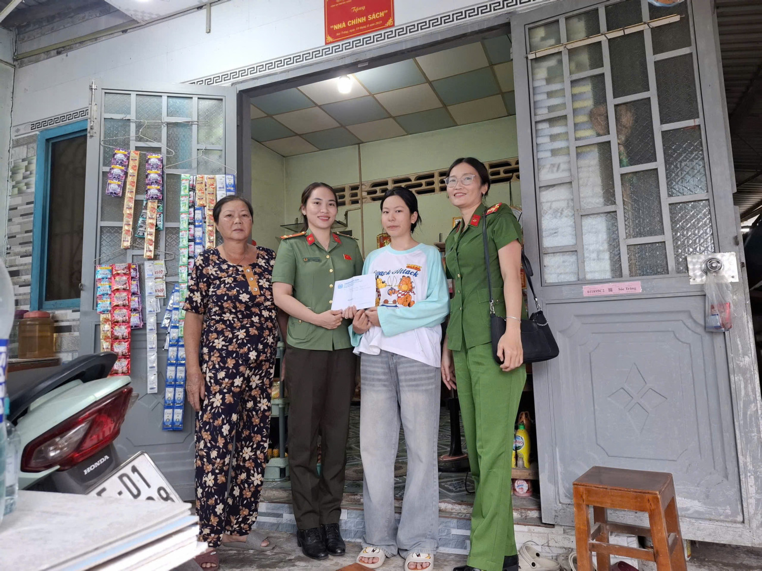 Chi hội Phụ nữ Công an phường Sóc Trăng lan tỏa yêu thương qua Chương trình “Mẹ đỡ đầu”