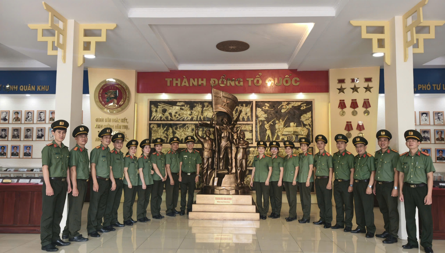 Cán bộ, chiến sĩ tìm hiểu những tư liệu trong kháng chiến chống quân xâm lược giai đoạn 1945 - 1975.