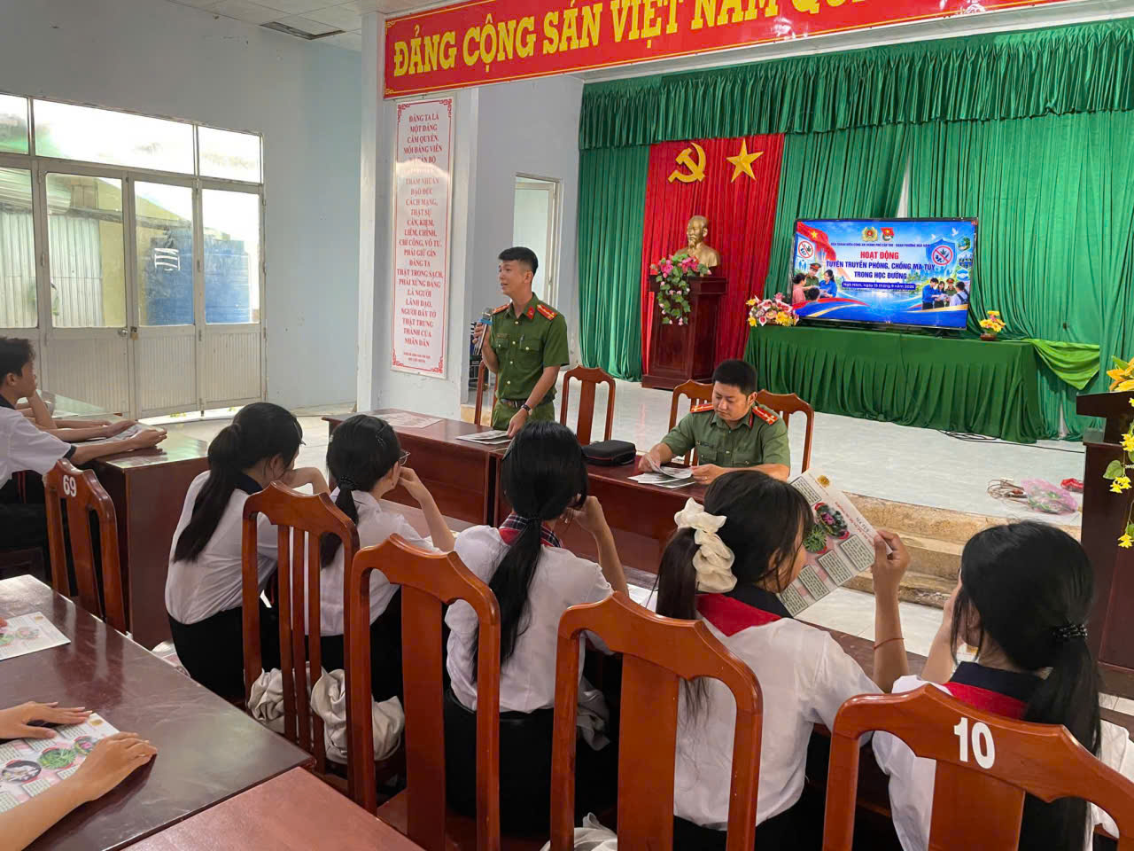 Tuổi trẻ Công an phường Ngã Năm chung tay tuyên truyền phòng, chống ma túy trong học đường