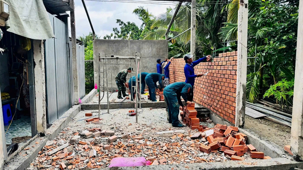 Công an phường Ngã Bảy chung tay xóa nhà tạm, nhà dột nát, chăm lo gia đình chính sách
