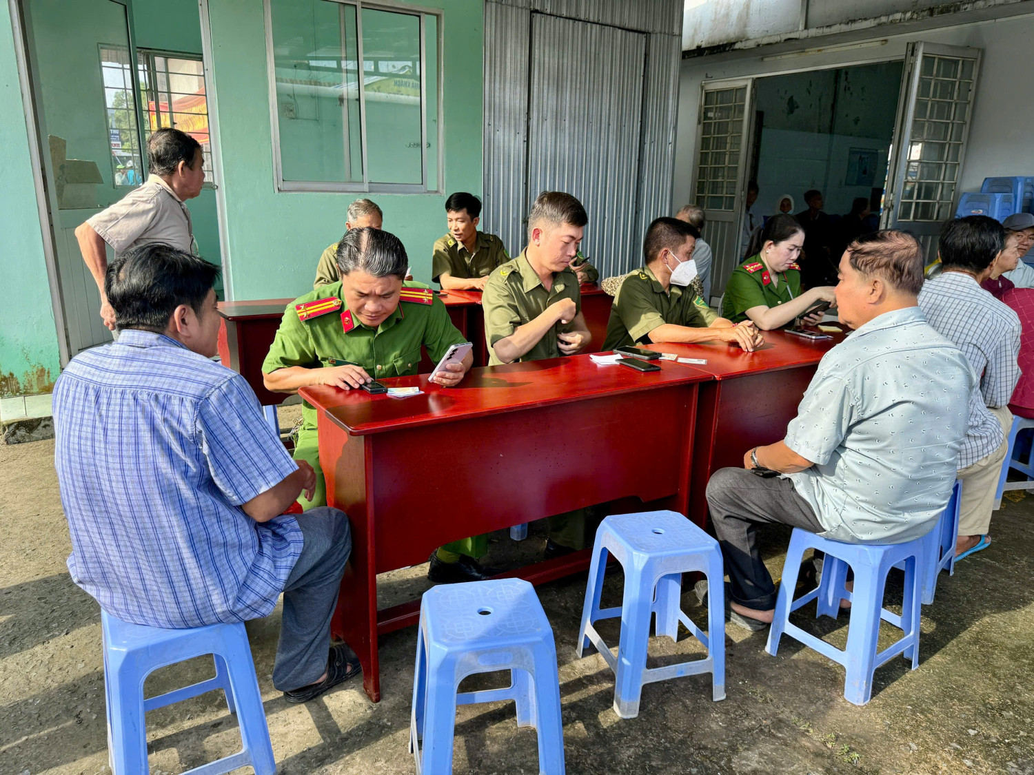 Công an xã Vĩnh Viễn phối hợp chăm lo sức khỏe, phục vụ Nhân dân