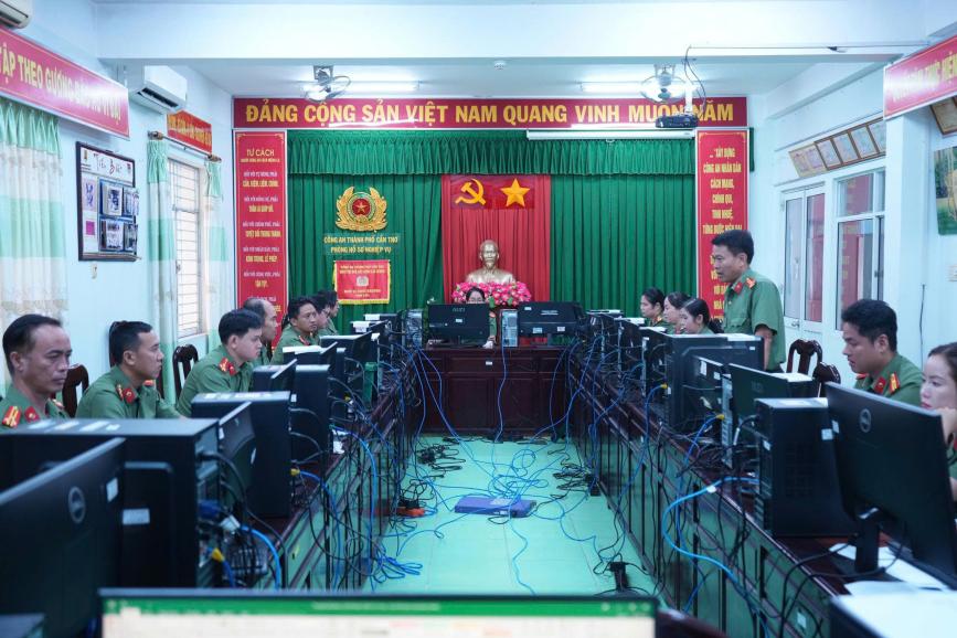 Cán bộ, chiến sĩ Trung tâm Thông tin, dữ liệu nghiệp vụ tập trung triển khai công tác chuyên môn trên hệ thống phần mềm nghiệp vụ.