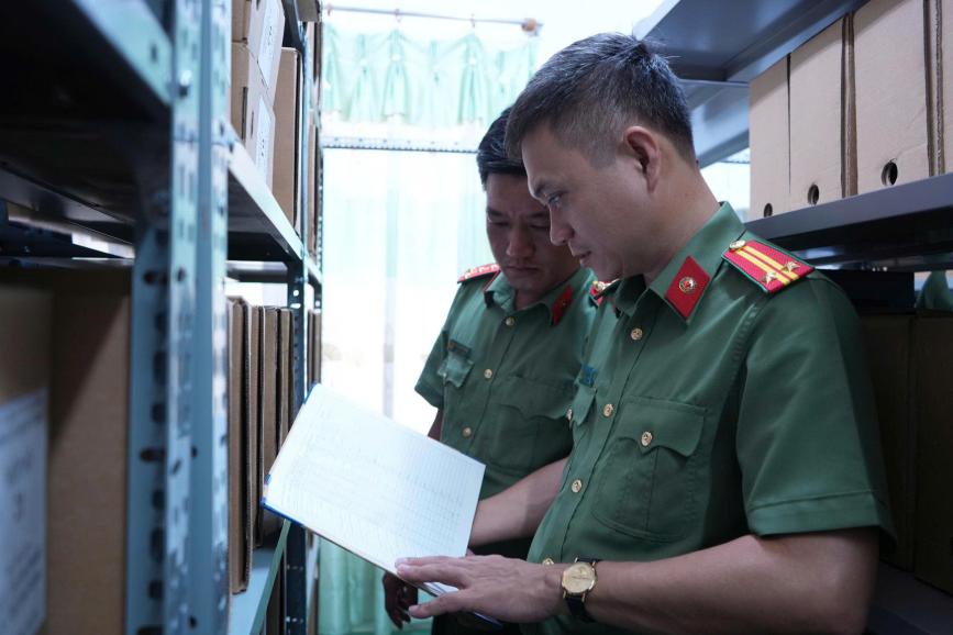 Cán bộ Trung tâm Thông tin, dữ liệu nghiệp vụ phối hợp rà soát, đối chiếu thông tin giữa hồ sơ giấy và hệ thống dữ liệu số.
