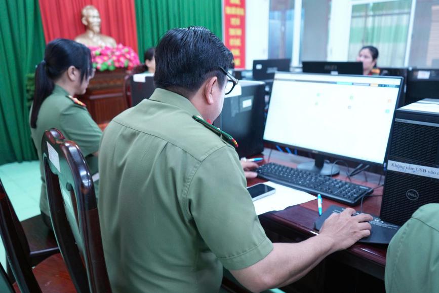 Cán bộ, chiến sĩ tra cứu, khai thác thông tin nghiệp vụ trên hệ thống dữ liệu điện tử.