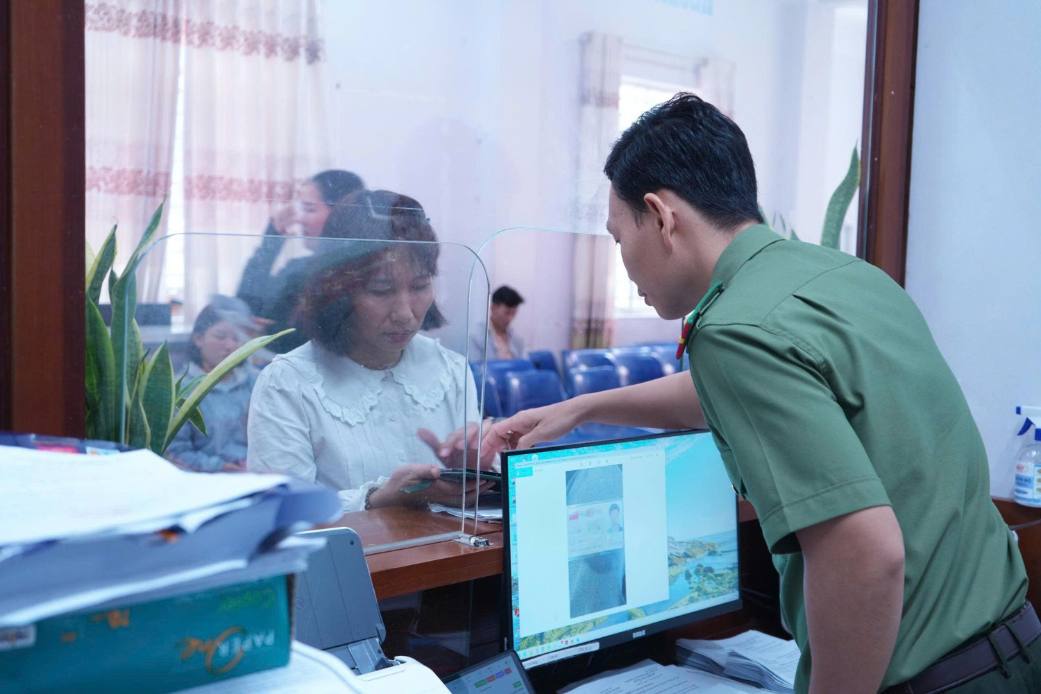Cán bộ Trung tâm tận tình hướng dẫn người dân tra cứu thông tin và thực hiện các thủ tục qua Cổng Dịch vụ công.