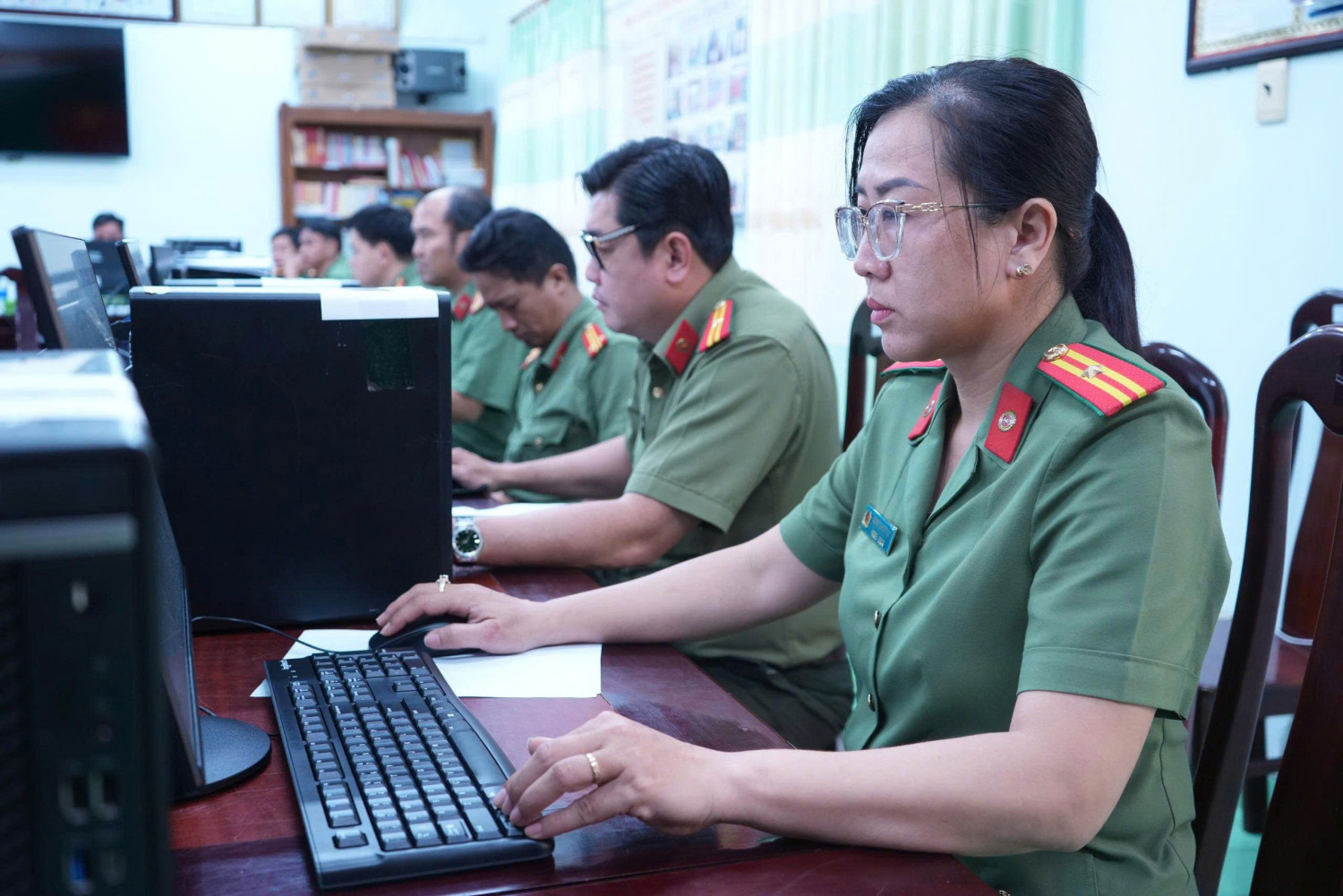 Cán bộ Trung tâm TTTT, DLNV thực hiện công tác rà soát, “làm sạch” dữ liệu