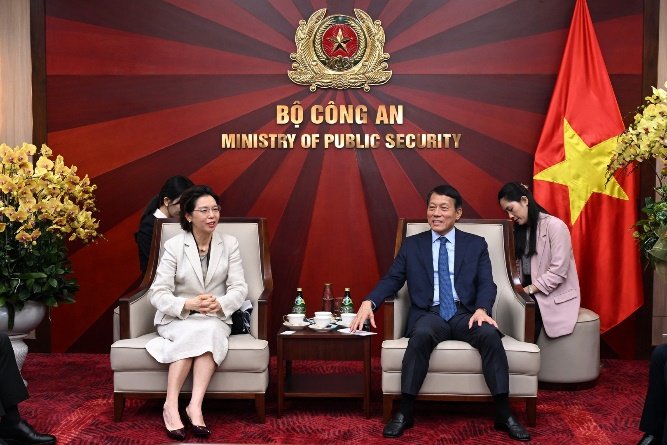 Bộ trưởng Lương Tam Quang chúc mừng bà Đại sứ bắt đầu nhiệm kỳ công tác tại Việt Nam.