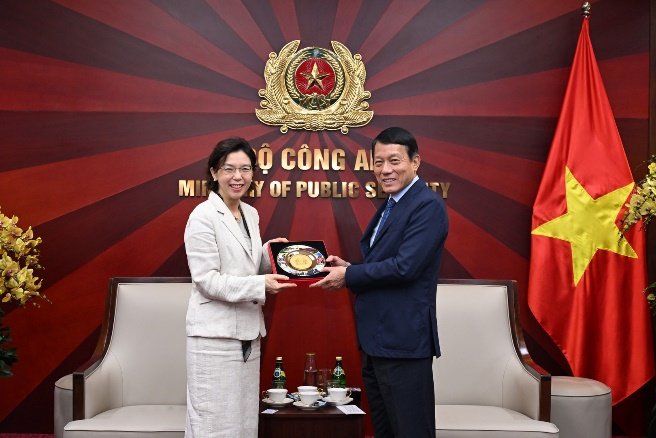 Bộ trưởng Lương Tam Quang trao quà lưu niệm tặng Đại sứ Lee Mi Yon.