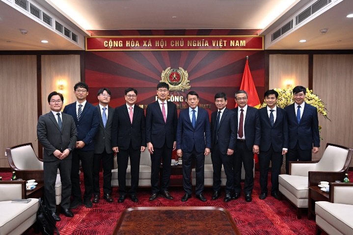 Các đại biểu chụp ảnh lưu niệm.
