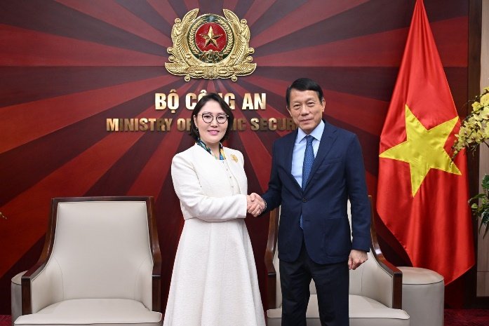 Bộ trưởng Lương Tam Quang và Đại sứ Mông Cổ Ganbaatar Hulan.