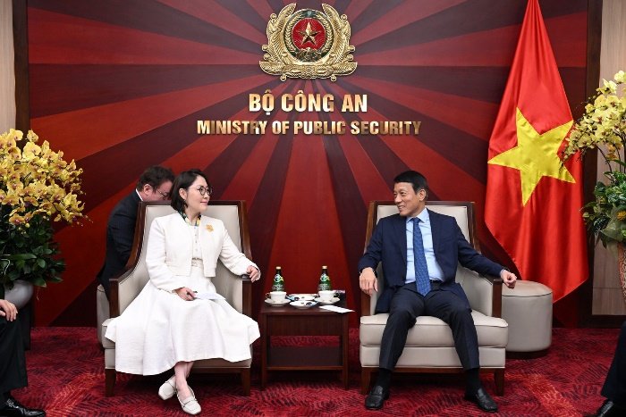 Bộ trưởng Lương Tam Quang chúc mừng bà Đại sứ bắt đầu nhiệm kỳ công tác.