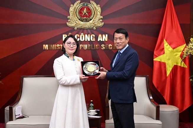 Bộ trưởng Lương Tam Quang trao quà lưu niệm tặng Đại sứ Ganbaatar Hulan.