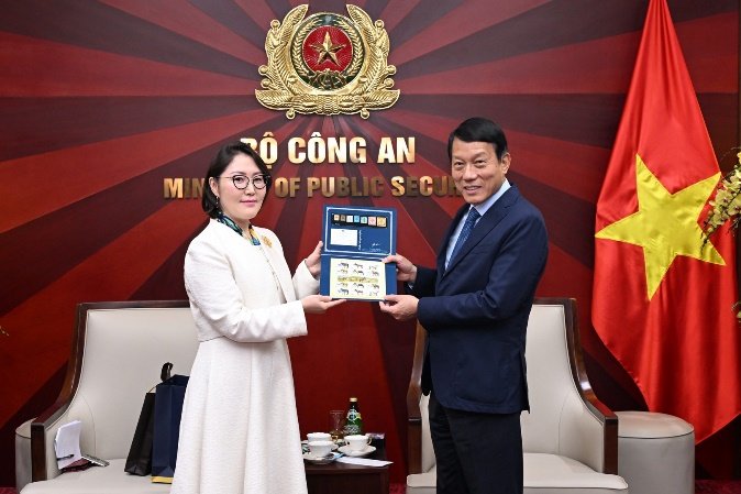 Đại sứ Ganbaatar Hulan trao quà lưu niệm tặng Bộ trưởng Lương Tam Quang.