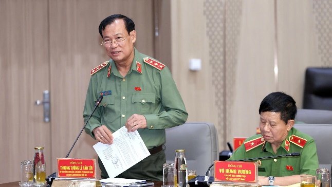 Các đại biểu thảo luận tại buổi làm việc.
