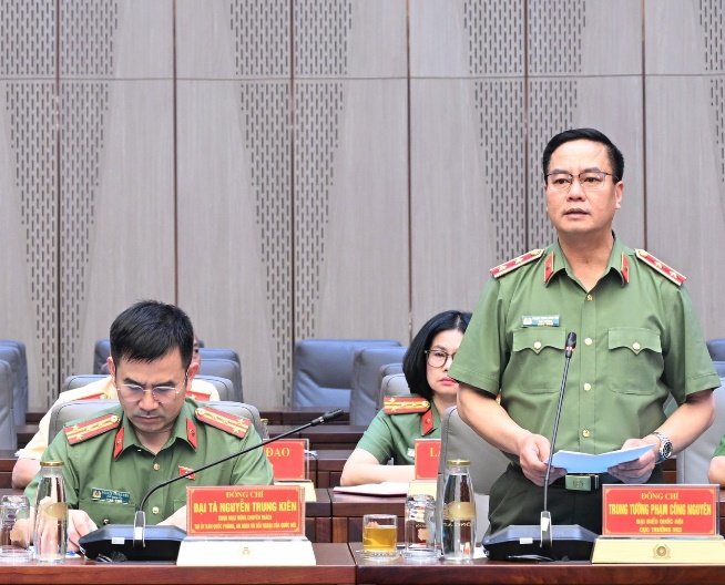 Các đại biểu thảo luận tại buổi làm việc.