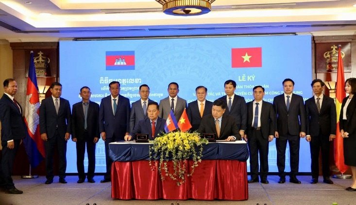 Trưởng Nhóm công tác hai nước ký Quy chế phối hợp của Nhóm công tác chung Bộ Công an Việt Nam và Bộ Nội vụ Campuchia về phòng, chống tội phạm xuyên quốc gia.