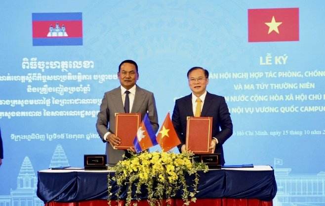Thứ trưởng Nguyễn Văn Long và Thống tướng Sar Theth ký kết Biên bản hội nghị.