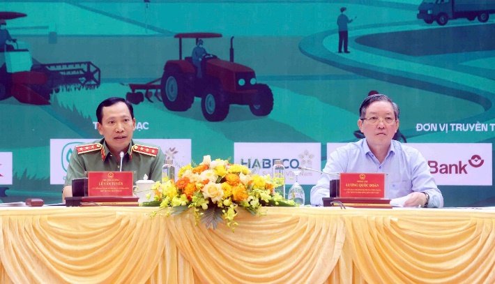 Thứ trưởng Bộ Công an Lê Văn Tuyến và đồng chí Lương Quốc Đoàn, Phó Chủ tịch Ủy ban Trung ương Mặt trận Tổ quốc Việt Nam, Chủ tịch Trung ương Hội