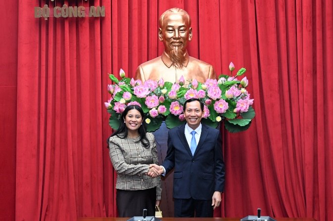 Thứ trưởng Lê Văn Tuyến và bà Kelly Coldiron.