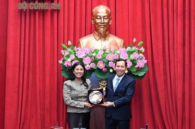 Thứ trưởng Lê Văn Tuyến tặng quà lưu niệm bà Kelly Coldiron.