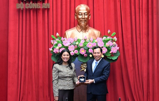 Bà Kelly Coldiron tặng quà lưu niệm Thứ trưởng Lê Văn Tuyến.