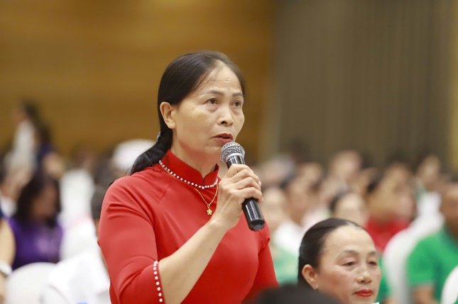 Các hội viên nông dân đặt câu hỏi với lãnh đạo Bộ Công an và Trung ương Hội Nông dân Việt Nam.
