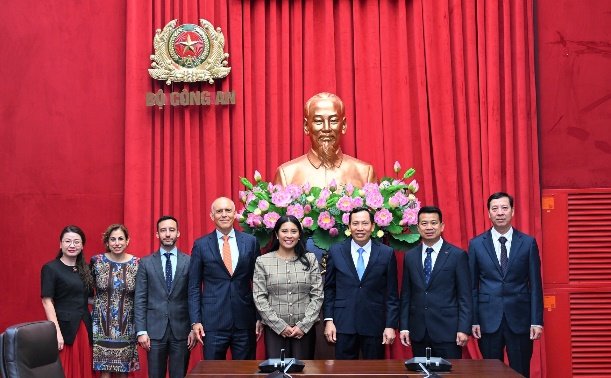 Các đại biểu chụp ảnh lưu niệm.