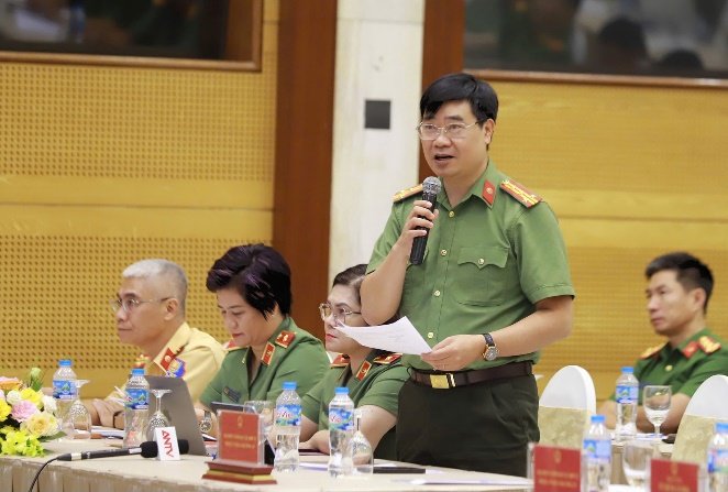 Đại diện lãnh đạo các đơn vị chức năng thuộc Bộ Công an và Trung ương Hội Nông dân Việt Nam giải đáp các câu hỏi của hội viên nông dân.
